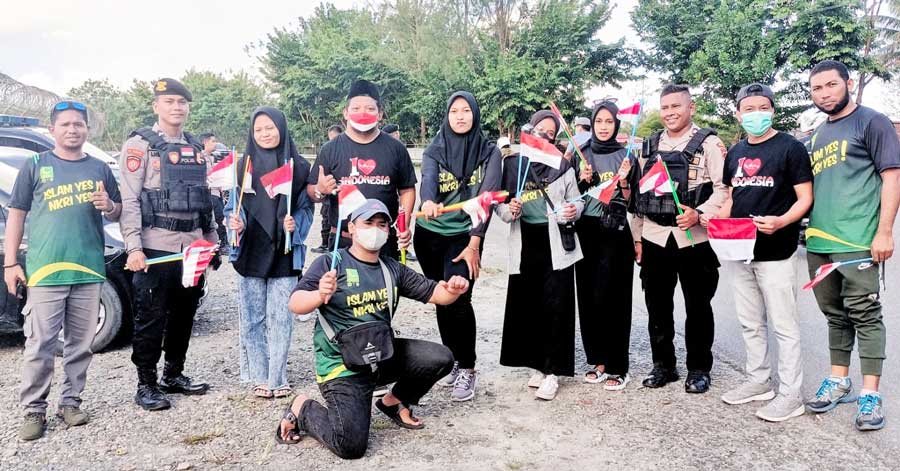 Menjelang HUT RI ke 77 GPII Kabupaten Mimika dibantu Polres Mimika menyebarkan ribuan bendera merah putih di sejumlah perempatan jalan protokol Kota Timika,