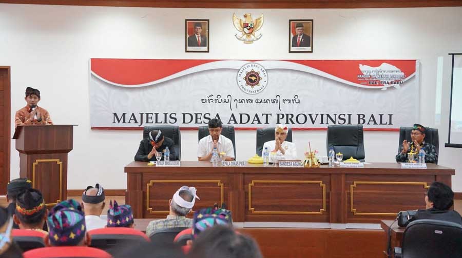 Wali Kota Palangka Raya, Fairid Naparin selaku Ketua Dewan Adat Dayak Kota Palangka Raya, melakukan Kunjungan Kaji Banding Kelembagaan Adat ke Majelis