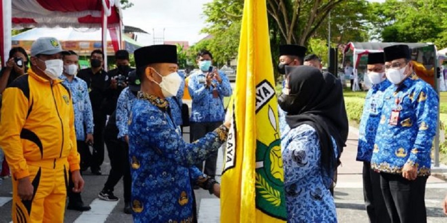 Wali Kota Palangka Raya Fairid Naparin, melepas Kontingen Kota Palangka Raya untuk mengikuti Pekan Olahraga Pelajar Provinsi (POPPROV) Kalimantan