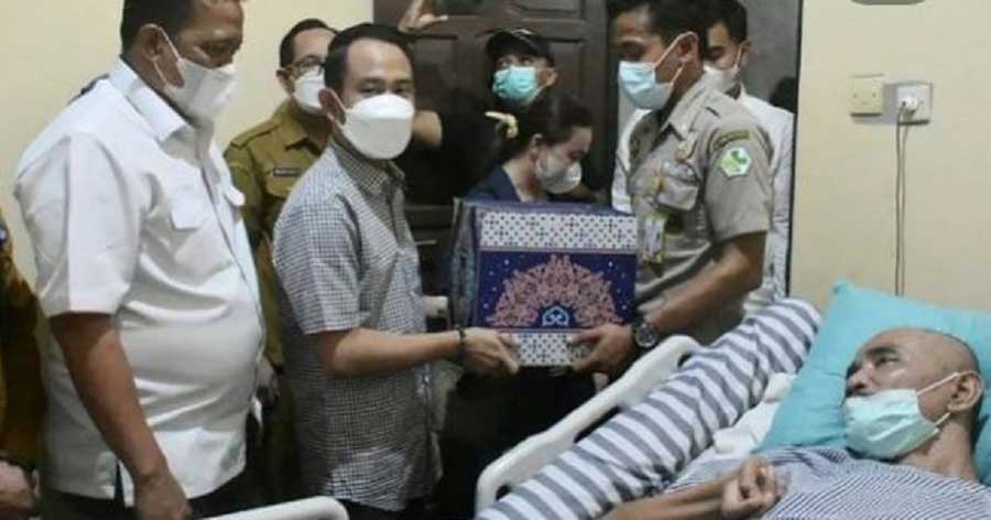 Mendengar kabar tersebut, Wali Kota Palangka Raya, Fairid Naparin langsung mengunjungi kediaman korban yang alami kecelakaan kerja tersebut