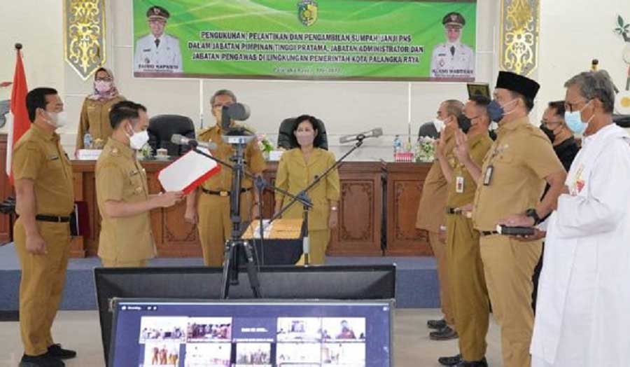 Wali Kota Palangka Raya, Fairid Naparin melantik dan mengukuhkan sejumlah pejabat berdasarkan perubahan SOPD yang ada, bertempat di ruang Pertemuan