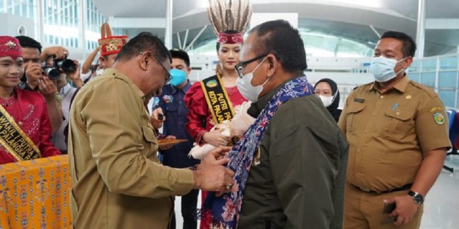 Adapun kedatangan sejumlah Wali Kota dan pejabat tinggi daerah tersebut disambut hangat oleh Pemerintah Kota Palangka Raya di bandara Tjilik Riwut