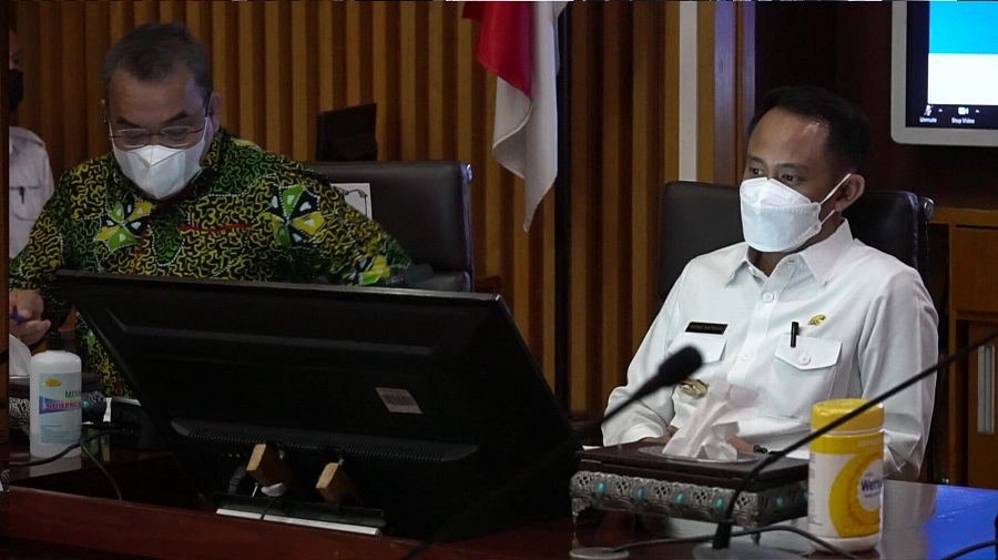 Wali Kota Palangka Raya, Fairid Naparin menghadiri sekaligus menjadi narasumber dalam webinar Keuda Series 18 yang diselenggarakan oleh Kementerian