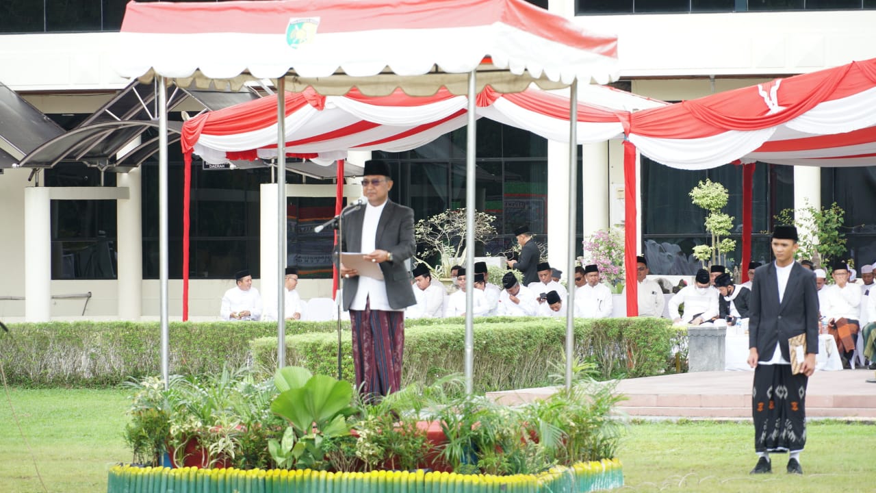Upacara bendera tersebut dipimpin oleh Kepala Dinas Pengendalian Penduduk, Keluarga Berencana, Pemberdayaan Perempuan Perlindungan Anak dan