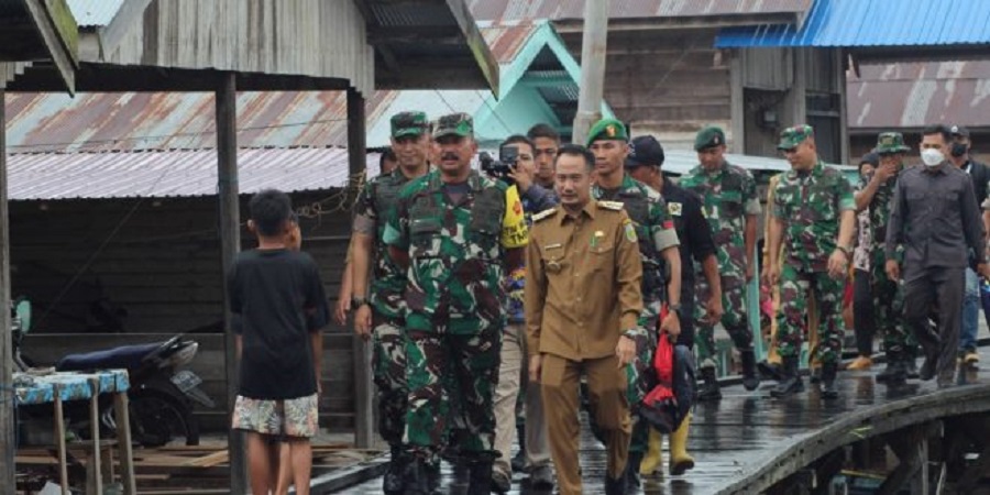 Wali Kota Palangka Raya, Fairid Naparin mendampingi kunjungan Tim Pengawasan dan Evaluasi (Wasev) Mabes Angkatan Darat terkait program TNI