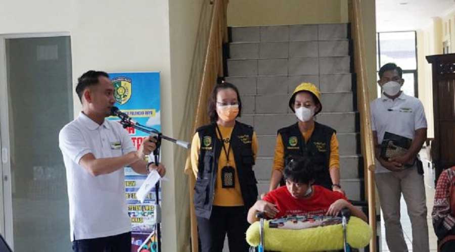 Wali Kota Palangka Raya, Fairid Naparin menyerahkan Saidah penyandang disabilitas fisik berat yang selama kurang lebih 2 tahun dirawat dan di asuh