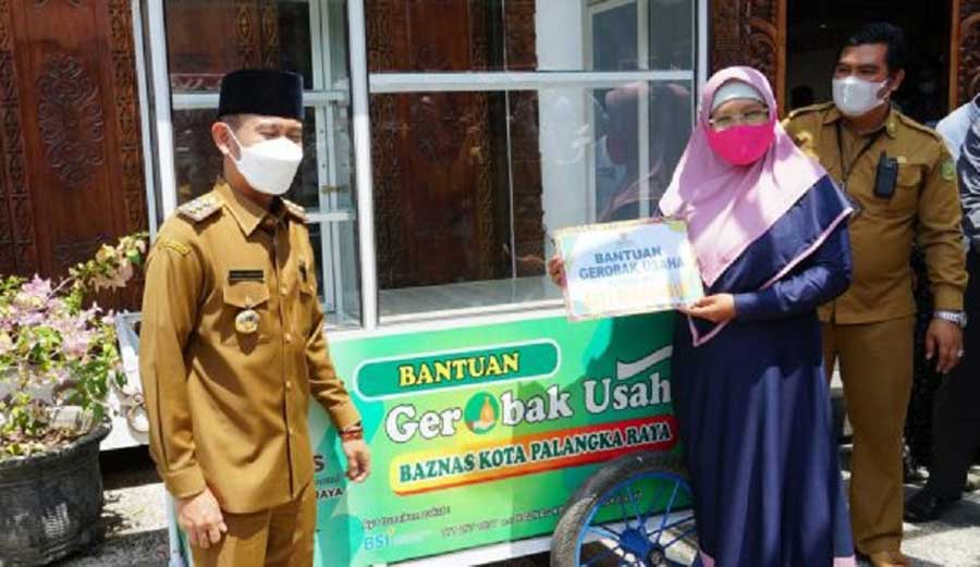 Wali Kota Palangka Raya, Fairid Naparin menyerahkan bantuan dari Badan Amil dan Zakat Nasional (Baznas) berupa gerobak dorong kepada 10 pelaku Usaha