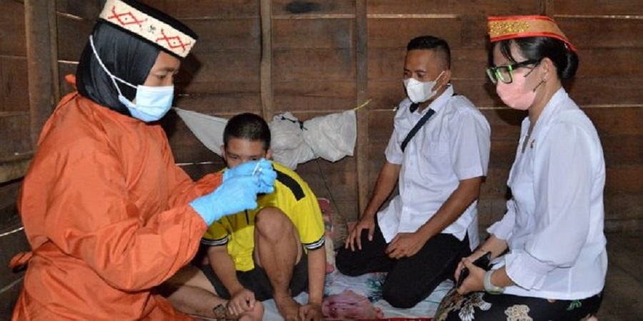 UPT Puskesmas Kereng Bangkirai memberikan pelayanan kesehatan dengan cara jemput bola kepada seorang warga dengan gangguan jiwa (ODGJ)