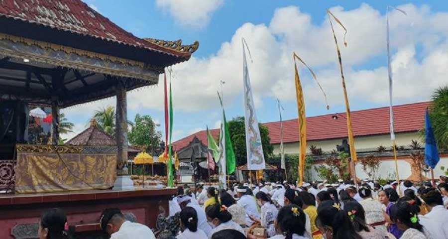 Umat Hindu Kota Palangka Raya melaksanakan peringatan Hari Raya Galungan yang jatuh pada tanggal 7 Juni 2022 dengan melakasanakan persembahyangan