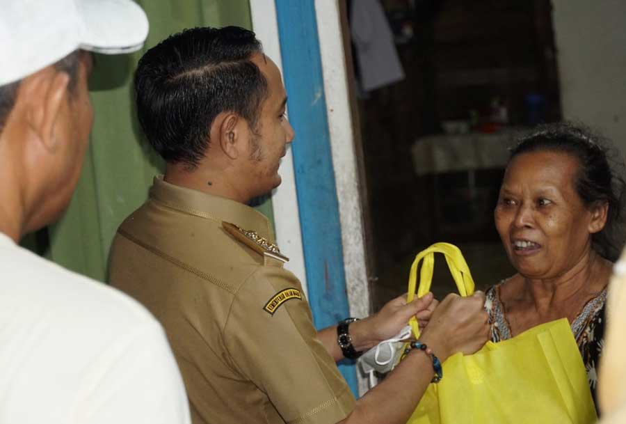 Wali Kota Palangka Raya, Fairid Naparin meninjau lokasi perumahan warga terdampak banjir di Jalan Nagasari dan belakang komplek pertokoan Jalan Ahmad Yani