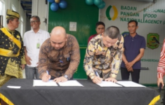 irektur Bisnis Perumda Dharma Jaya, Irwan Nusyirwan dan Direktur Utama PT Karya Karimun Mandiri, Yuwono menandatangani MOU pemenuhan kebutuhan daging sapi di Pemerintah Kabupaten Karimun. [Ist]