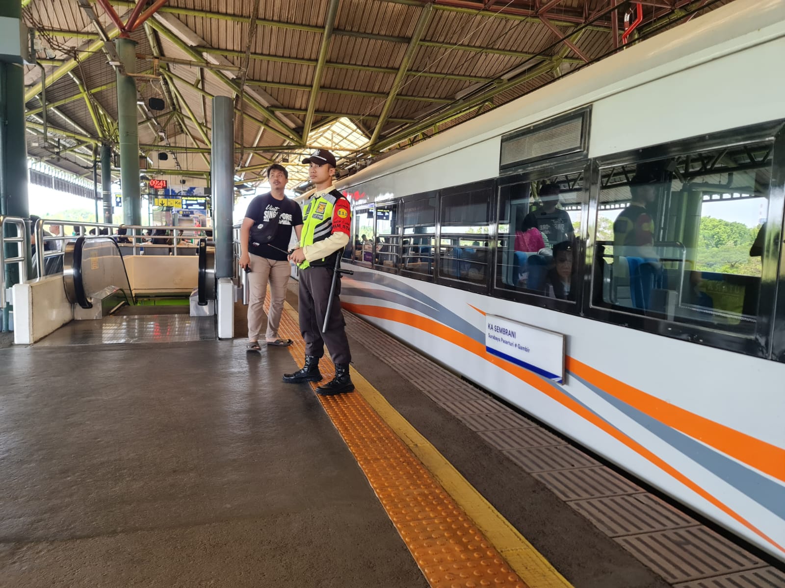 KA Sembrani menunggu penumpang di stasiun gambir. Foto : Ist